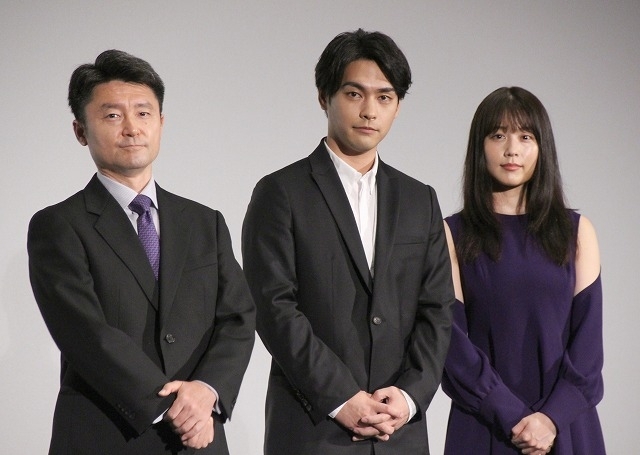 （左から）黒崎博監督、柳楽優弥、有村架純