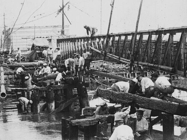 「關東大震大火實況」1923年 落下した海辺橋（深川）の復旧工事が進む