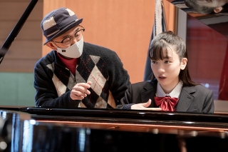 永野芽郁のピアノ演奏が心を揺さぶり、田中圭が優しい涙を流した 「そして、バトンは渡された」撮影現場レポート