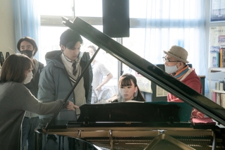 永野芽郁＆岡田健史、ピアノ初挑戦の裏側　「そして、バトンは渡された」メイキング映像