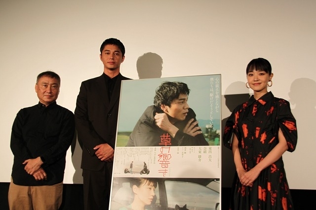 舞台挨拶に立った（左から）斎藤久志監督、東出昌大、奈緒