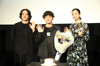 池松壮亮、松居大悟監督誕生日＆新作プレミアをお祝い　サプライズ登場で「愛する監督、おめでとう」