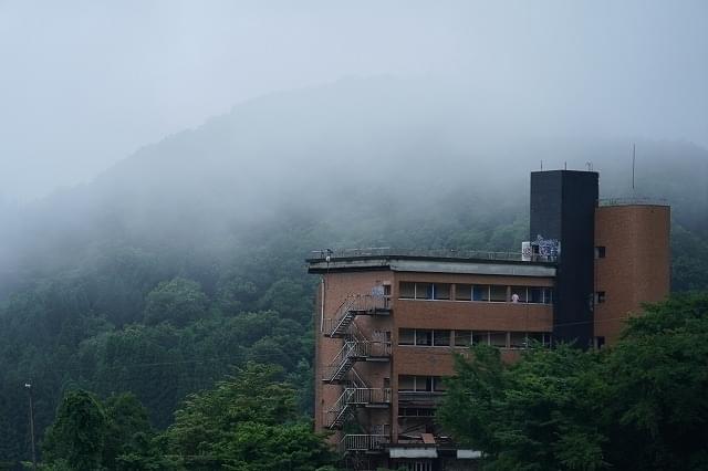 山に佇む坪野鉱泉