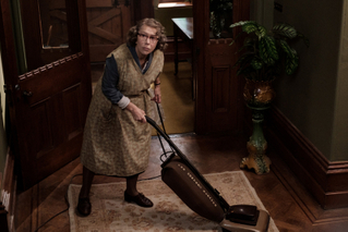 御年76歳のオスカー女優ヘレン・ミレン、イメージ覆す家政婦姿　「ゴヤの名画と優しい泥棒」場面写真