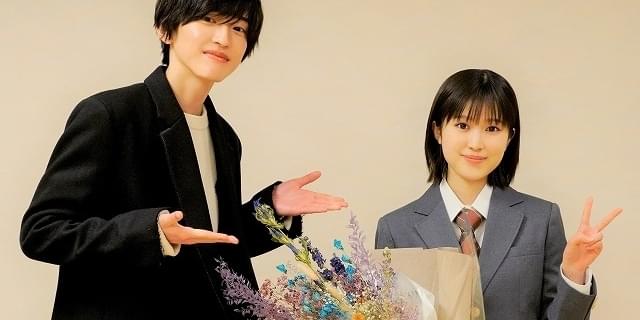 道枝駿佑、福本莉子をサプライズで祝福！ 「今夜、世界からこの恋が消えても」クランクアップ : 映画ニュース - 映画.com