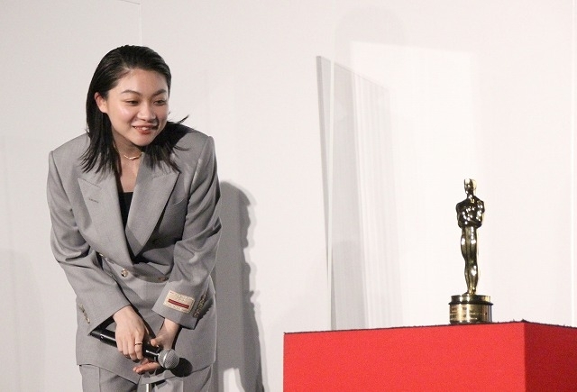三浦透子、アカデミー賞トロフィーは「そんなに重くない」 西島秀俊はアンソニー・ホプキンスと写真撮影の裏話披露 - 画像1