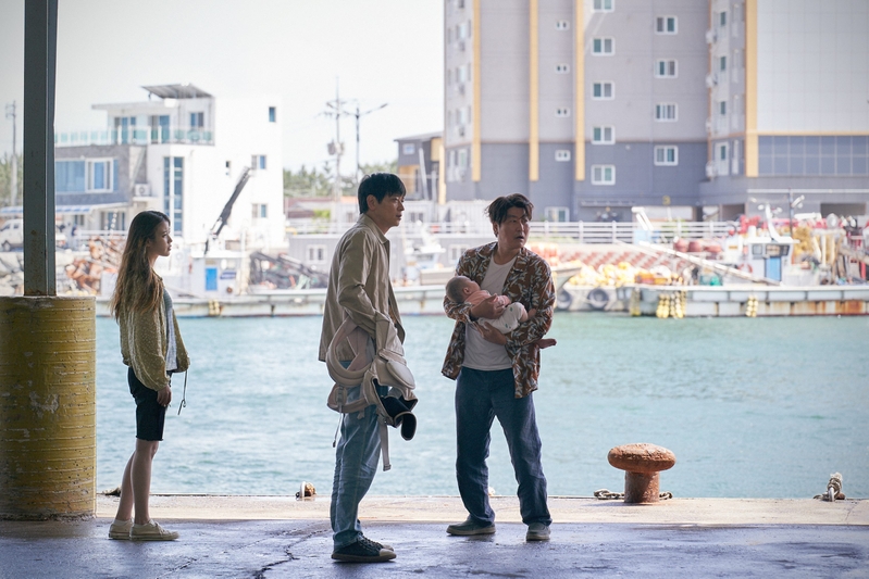 ソン・ガンホ、カン・ドンウォン、IUが豪華共演　是枝裕和監督「ベイビー・ブローカー」場面写真