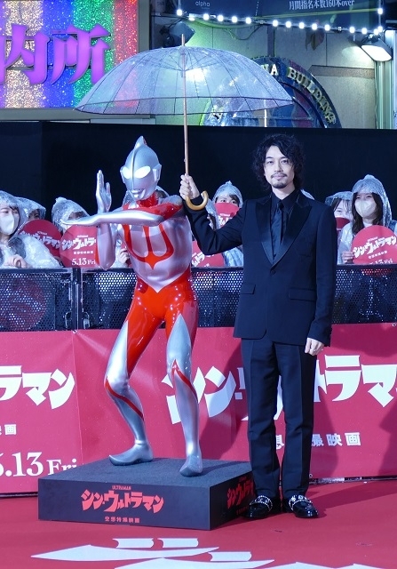 斎藤工、長さ60メートルのレッドカーペットに圧倒！ 「シン・ウルトラマン」出演者が雨の歌舞伎町ゴジラロードに“降着” - 画像6