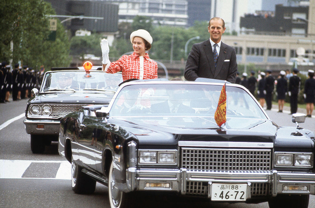 1975年5月9日、都内をオープンカーでパレード