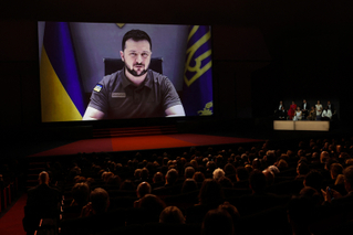 第75回カンヌ国際映画祭開幕 ウクライナ、ゼレンスキー大統領のスピーチを中継