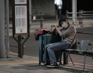 板谷由夏がバス停で寝泊まりするホームレスに 高橋伴明監督が社会的孤立を描く「夜明けまでバス停で」10月8日公開