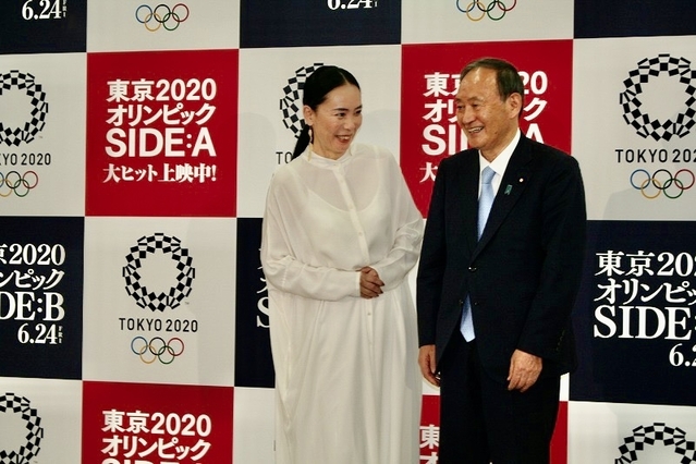 菅義偉前総理が「東京2020オリンピック」を鑑賞 思っていた映画と「全く違った」「人間の生き様や選手の心の動きがよく描かれていた」 - 画像1