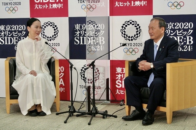 菅義偉前総理が「東京2020オリンピック」を鑑賞 思っていた映画と「全く違った」「人間の生き様や選手の心の動きがよく描かれていた」 : 映画ニュース  - 映画.com