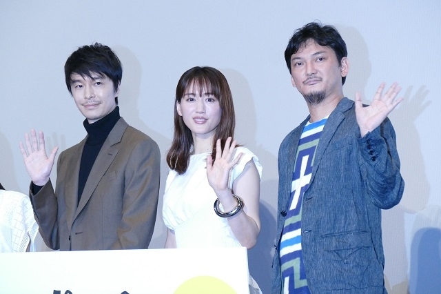 舞台挨拶に立った（左から）長谷川博己、綾瀬はるか、渡辺謙作監督