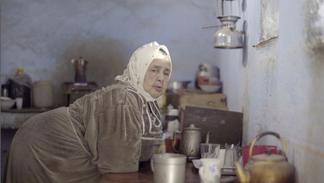 サハラ砂漠で年老いた女主人が一人で切り盛りするカフェ