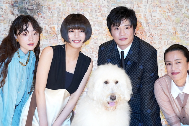 “ハウ”ことベックを囲む（左から）モトーラ世理奈、池田エライザ、田中圭、渡邉真紀子
