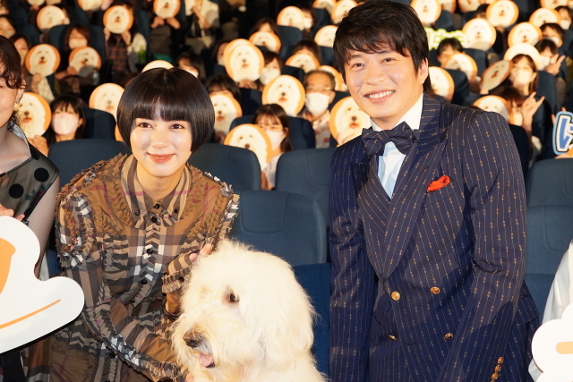 舞台挨拶を盛り上げた俳優犬ベックを囲む田中圭（右）と池田エライザ