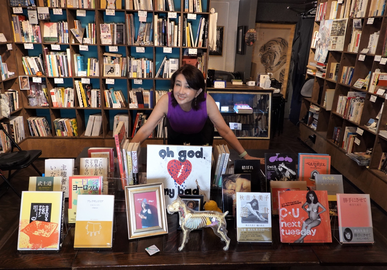秋吉久美子文庫、誕生！　神保町「猫の本棚」に自宅書架の多彩な愛読書を展示