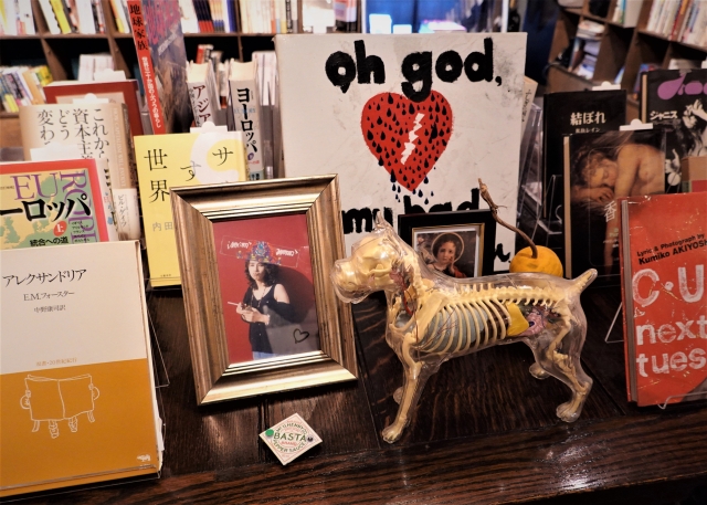 秋吉久美子文庫、誕生！ 神保町「猫の本棚」に自宅書架の多彩な愛読書を展示 - 画像2