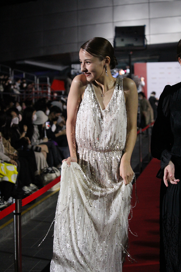 嵐莉菜、人生初のレッドカーペット！ 釜山国際映画祭で堂々たる振舞い