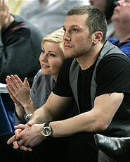 エリシャ・カスバートとNBAの試合を観戦するNYレンジャース時代のショーン・エイブリー
