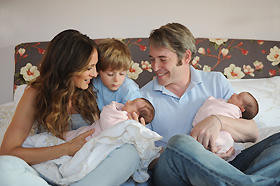 サラ・ジェシカ・パーカー夫妻、双子を抱いた家族写真を無料公開！