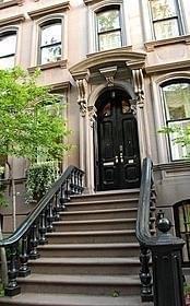 「ティファニーで朝食を」「SATC」舞台のタウンハウスが相次いで高値で売却