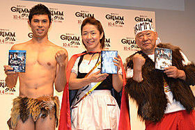 （左から）おとぎ話風の衣装で登場の小島、京子、アニマル