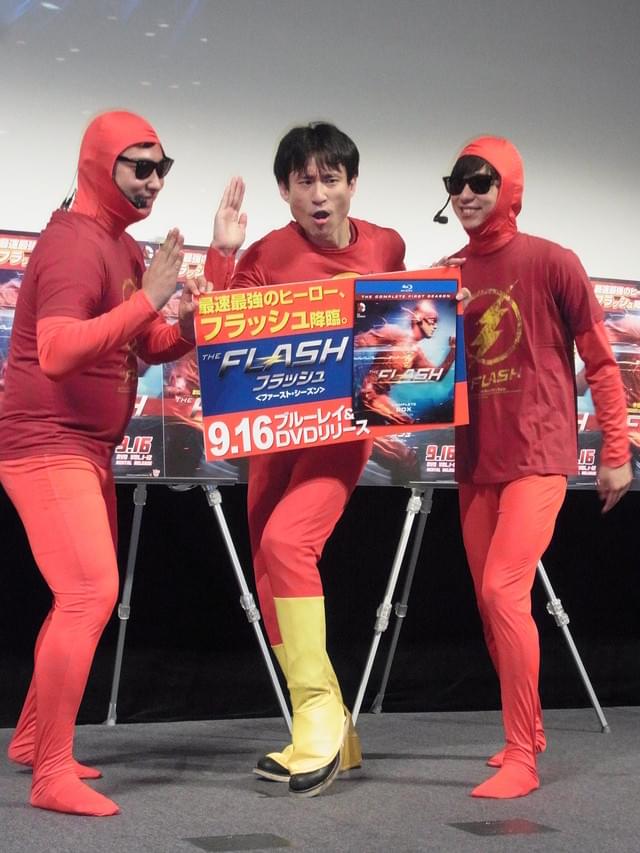 「FLASH」のコスチュームを意識した衣装で登壇した8.6秒バズーカーとなだぎ武
