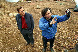撮影中のティム・バートン監督（右）とユアン・マクレガー