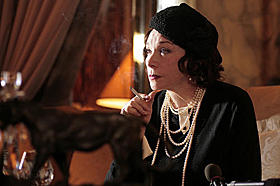名女優シャーリー・マクレーンが晩年のココを演じる 「ココ・シャネル」