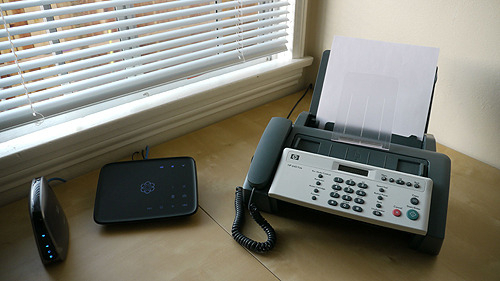 小西氏が自宅に新たに採り入れたIP電話サービス“Ooma”。 中央の黒い物体が“Ooma”の専用端末Telo