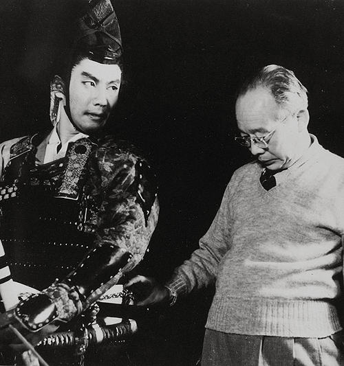 撮影中の市川雷蔵（左）と溝口健二。 雷蔵は溝口の死後、大映の看板スターとなる