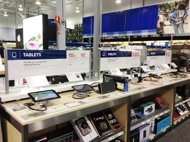 タブレット端末が並ぶ米家電量販店