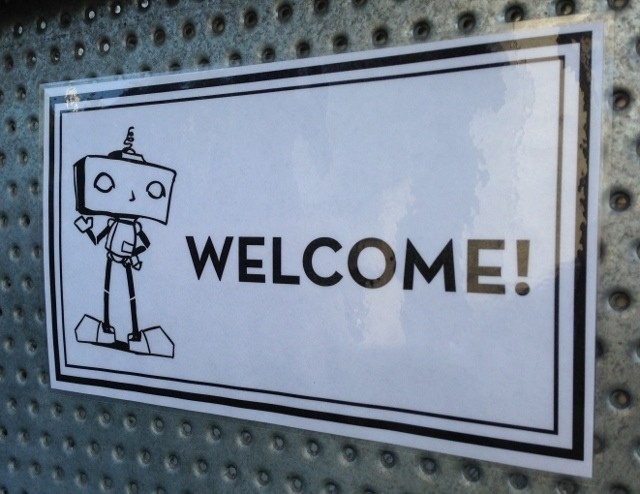 バッド・ロボットの玄関では、ロボットがお出迎え