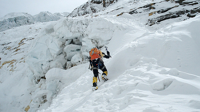 「キラー・マウンテン」とも呼ばれるアンナプルナ南壁での登山家たちの救出劇を追う