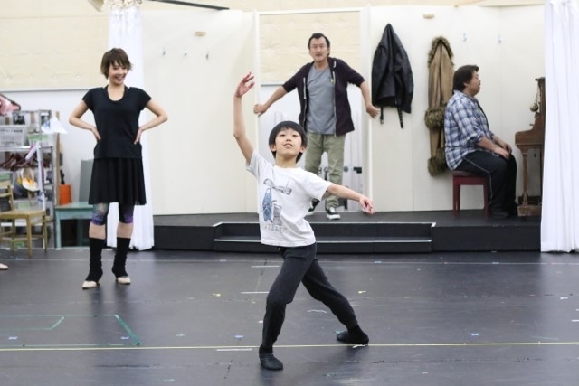 稽古場で、「ソリダリティ」を披露する加藤航世、バレエ教師役の柚希礼音（左）、父親役の吉田鋼太郎（奥）