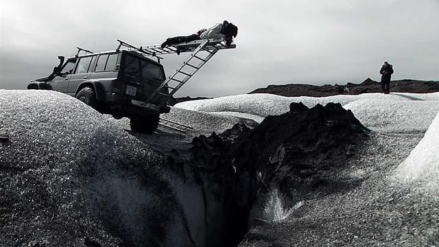 アイスランドのムーランを撮影するエリアソン