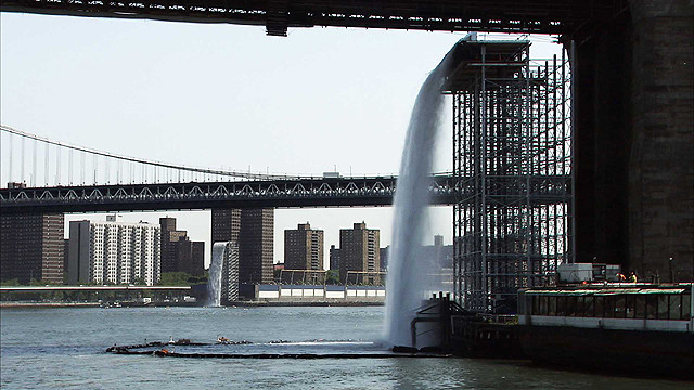 エリアソンがニューヨーク市のイーストリバーに出現させた人工の滝 「ザ・ニューヨークシティ・ウォーター フォールズ」