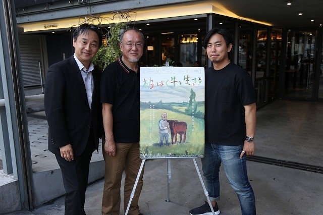 （左から）榛葉健プロデューサー、松原保監督、筆者