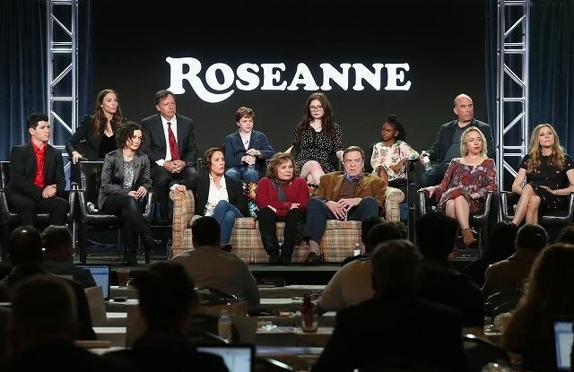 18年1月の米テレビ批評家協会プレスツアーに集合した 「Roseanne」のキャストたち