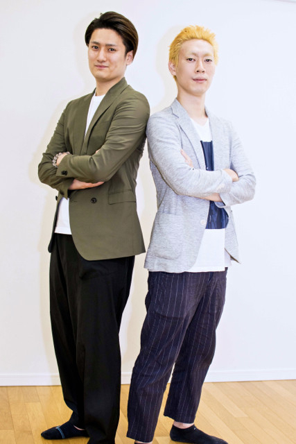 うずまきナルトを演じる坂東巳之助（右）と、うちはサスケを演じる中村隼人（左）