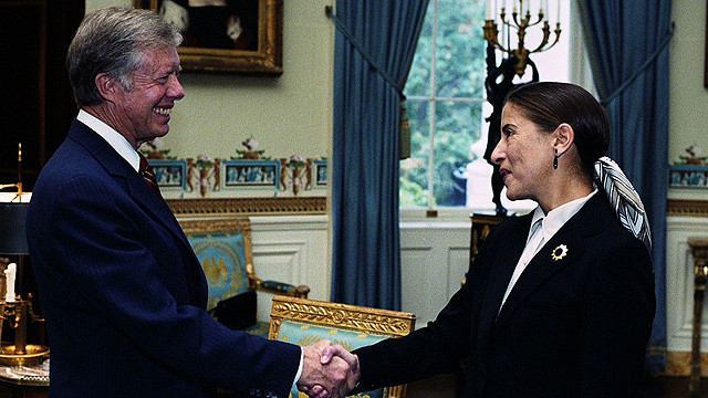 ジミー・カーター大統領（左）に任命された、若き日のRBG（右）