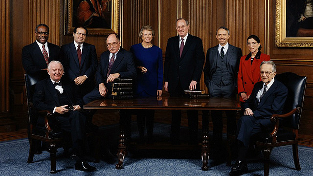 9人の最高裁判事たち（赤い服がRBG）