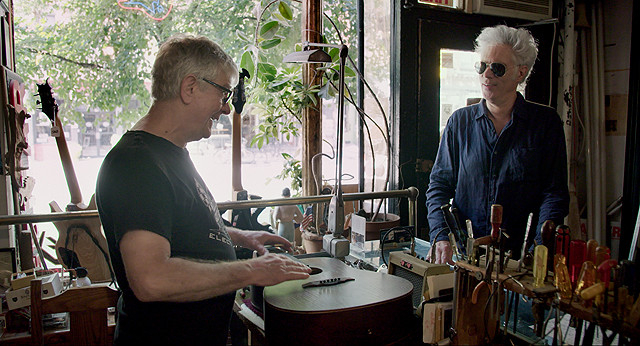 ジム・ジャームッシュ（右）も訪れる小さな楽器店「カーマイン・ストリート・ギター」