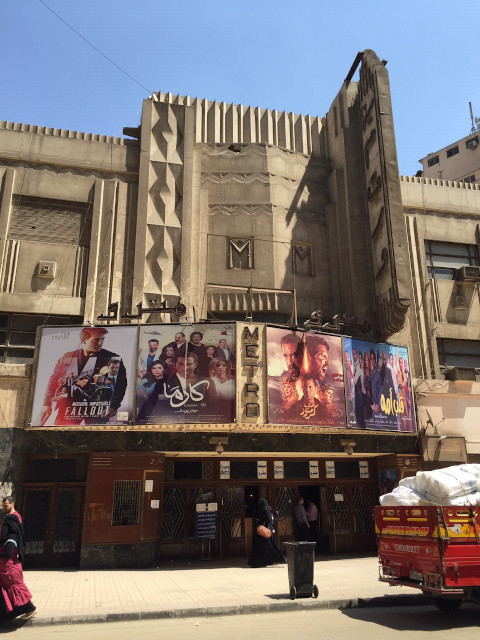 ハリウッド映画に負けず自国産の映画ポスターが並ぶエジプトの映画館