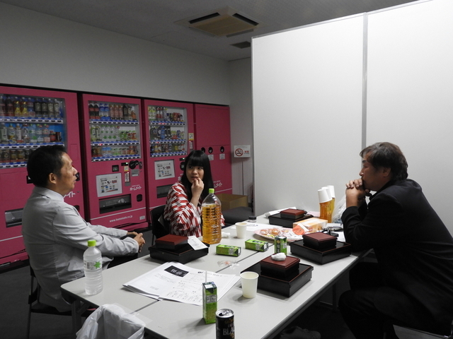 控室で談笑する山口プロデューサー、志月かなでさん、渋谷泰志さん（左から）