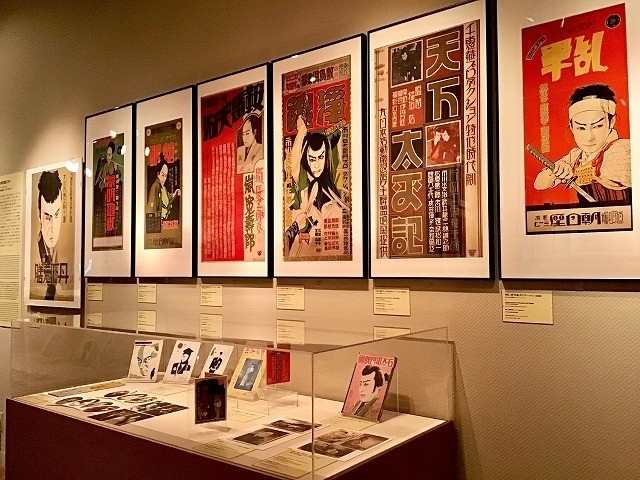 常設展「NFAJコレクションでみる 日本映画の歴史」を華やかに飾る、みそのコレクションの時代劇スターのコーナー