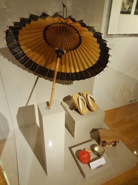 当館で15年に開催した「生誕110年 映画俳優 志村喬」展には、志村さんが愛用した和傘や高下駄、ドーランも並んだ