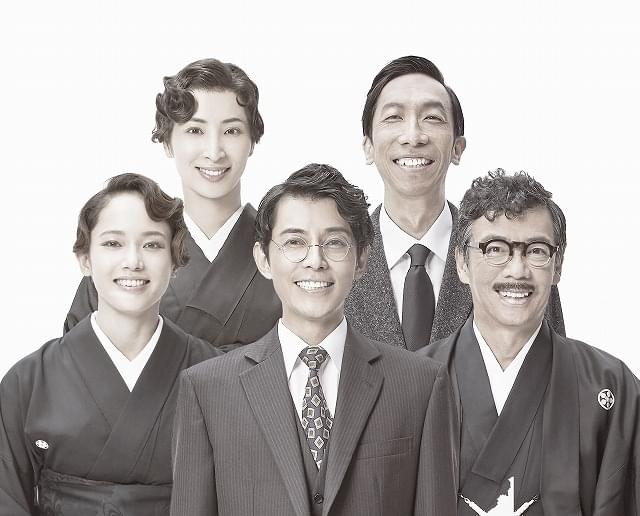 前列左より、キヌ子役のソニン、田島役の藤木直人、連行役と演出の生瀬勝久、 後列左より、田島の妻・静江役の真飛聖、水原健一役の小松和重